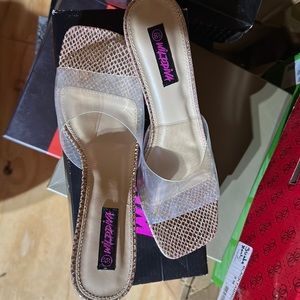 Never worn size 8 1/2 cute kitten heel.